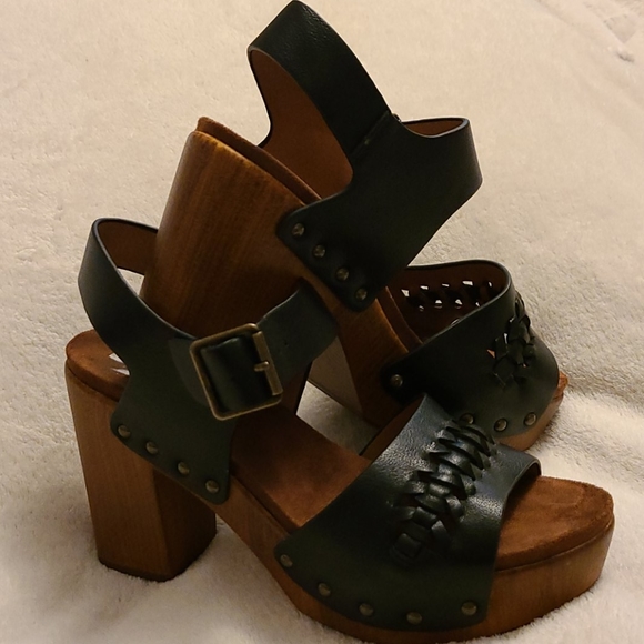 White Mountain Chunky Heel - Picture 2 of 6